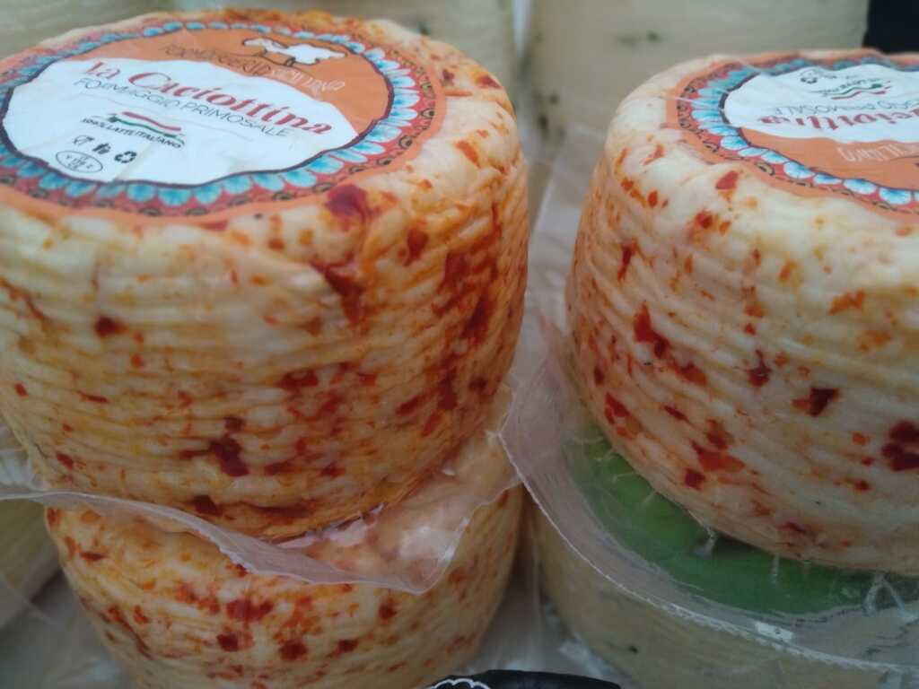 a picture of Pecorino primosale peperoncino